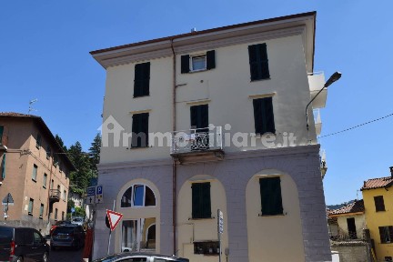 Trilocale piazza San Francesco 31, Centro, Luino