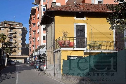 Bilocale via Roma, 31, Centro, Angera