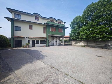 Capannone in Affitto