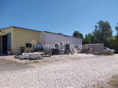 Locale commerciale in Vendita