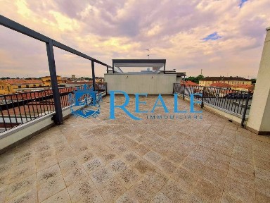 Attico ottimo stato, 187 m², Semicentro, Vigevano