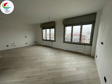 Attico ottimo stato, 187 m², Semicentro, Vigevano