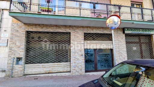 Locale commerciale in Vendita