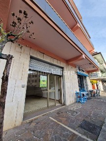 Locale commerciale in Vendita