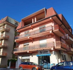 Locale commerciale in Vendita