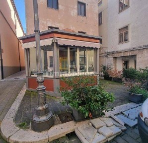 Locale commerciale in Vendita