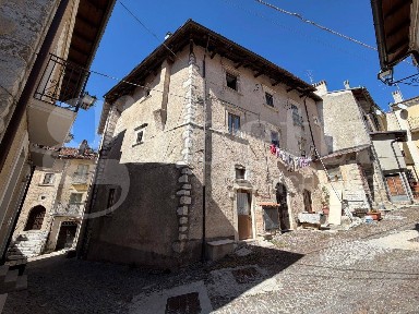 Rocca di Mezzo, Via Avignone, 3
