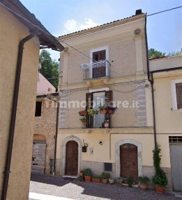 Introdacqua, Via Garibaldi, 204-206-20