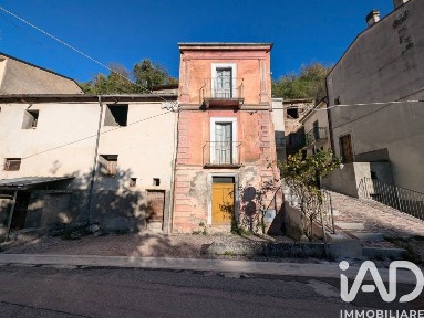 Goriano Sicoli, Via Roma, 83