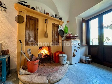 Fontecchio, Via del Precipizio, 1