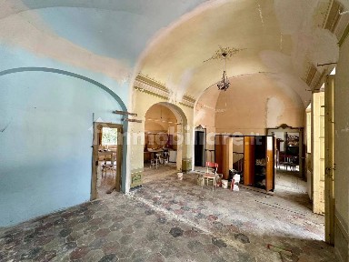 Capestrano, Piazza Caproni, snc