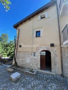 Rocca di Mezzo, Via del Centro, 3
