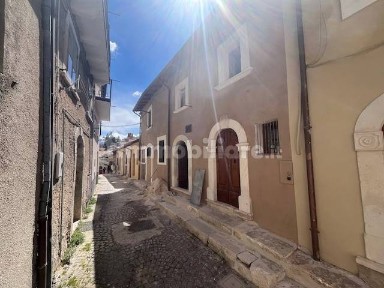 Rocca di Mezzo, Via Zuccherini, 11