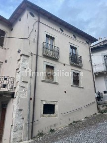 Rocca di Mezzo, Via Arcangelo del Giudice, 1