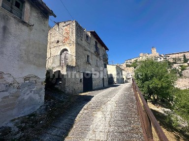 Capestrano, Via Coste