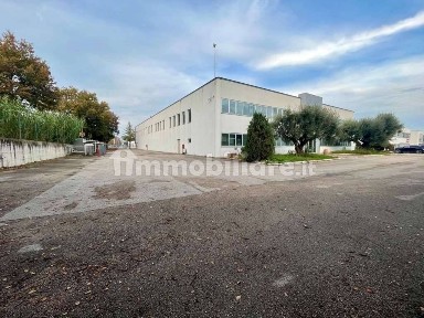 Capannone in Affitto