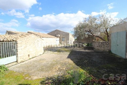 Rustico, da ristrutturare, 341 m², Rosolini