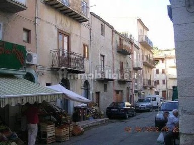 Alessandria della Rocca, Piazza Metello