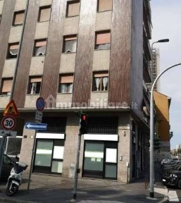 Magazzino all'asta piazza Tirana, 12, Milano