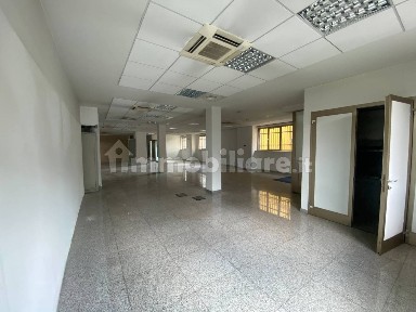 Locale commerciale in Affitto