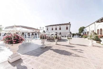 Locale commerciale in Vendita