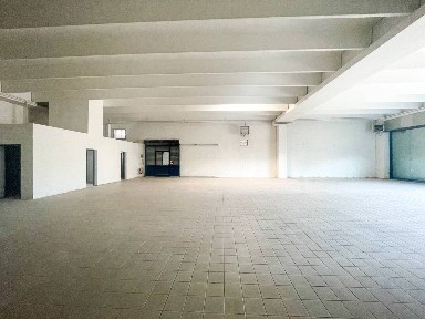 Locale commerciale in Vendita