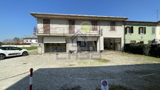 Locale commerciale in Vendita