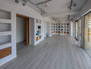 Locale commerciale in Vendita