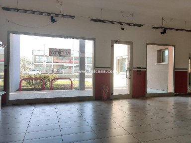 Locale commerciale in Vendita