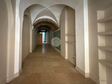 Locale commerciale in Vendita