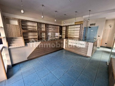 Locale commerciale in Vendita