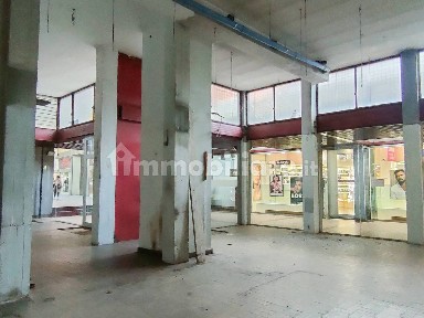 Locale commerciale in Affitto