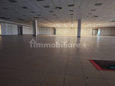 Locale commerciale in Vendita
