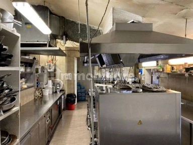 Negozio all'asta piazza Broletto 8, Mantova