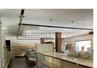Negozio all'asta via XXV Aprile c.m., Curtatone