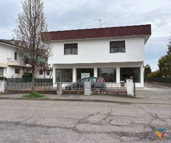 Locale commerciale in Vendita