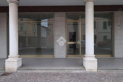 Locale commerciale in Vendita