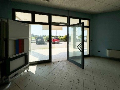 Locale commerciale in Vendita