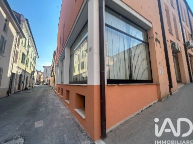 Locale commerciale in Vendita