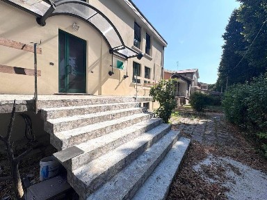 Locale commerciale in Vendita