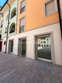Locale commerciale in Vendita
