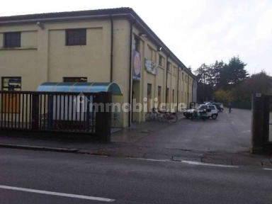 Locale commerciale in Vendita