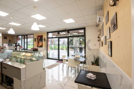 Locale commerciale in Vendita
