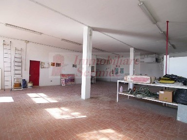 Locale commerciale con laboratorio in Vendita