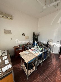 Locale commerciale in Vendita