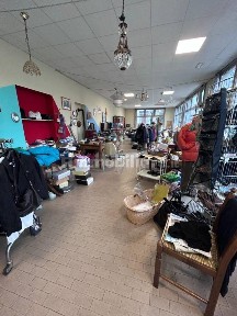 Locale commerciale in Vendita