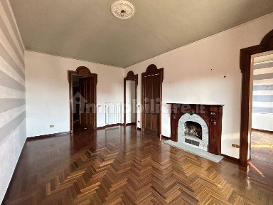 Appartamento buono stato, secondo piano, Piazza Garibaldi, Alessandria