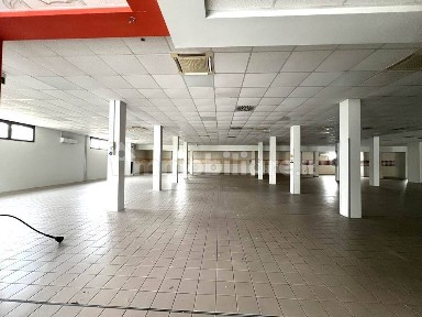 Locale commerciale in Vendita