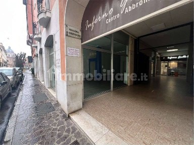 Locale commerciale in Vendita