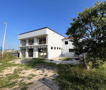 Capannone in Vendita